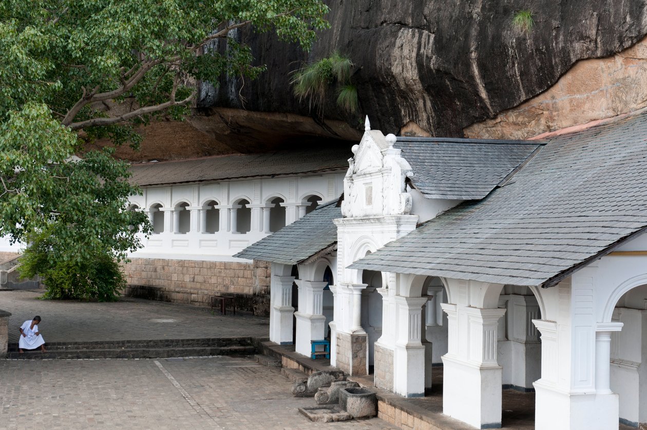 Weißes Gebäude unter einer Felswand; Höhlentempel; Goldener Tempel; Dambulla; Sri Lanka; Asien von Unbekannt