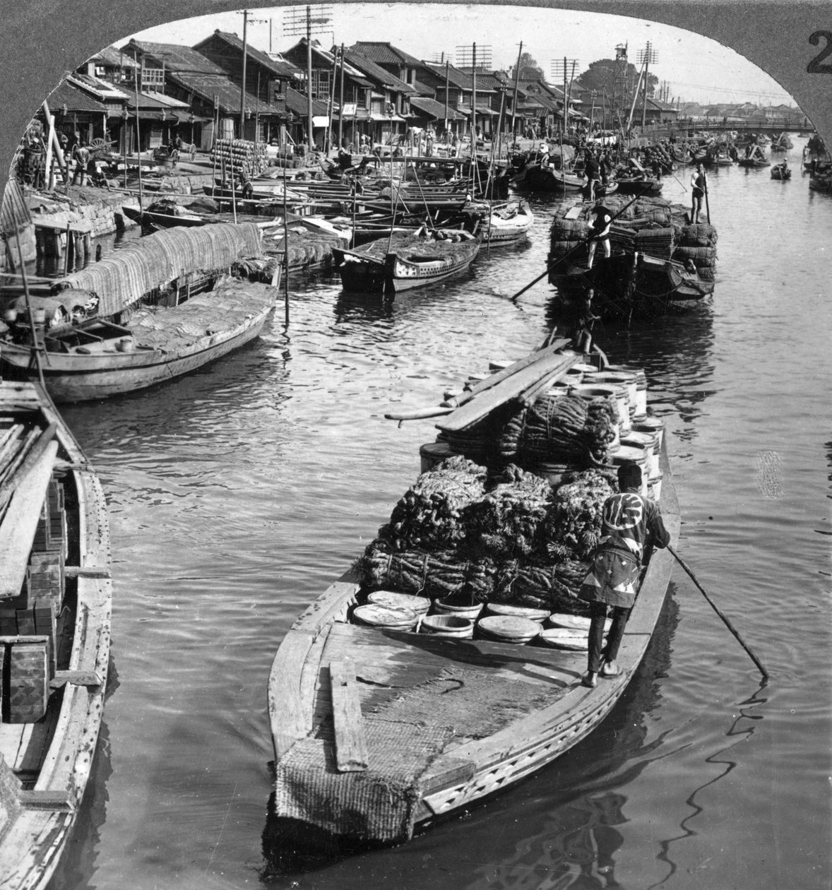 Ein belebter Frachtenkanal in Tokio, Japan, 1904 von Underwood and Underwood