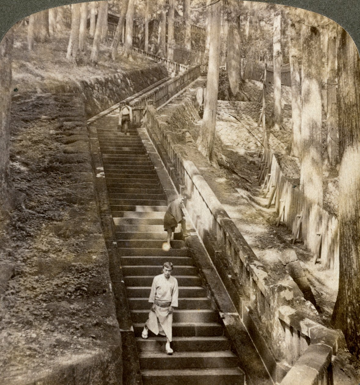Antike Steintreppe zum Grab des Shogun Ieyasu, Nikko, Japan, 1904 von Underwood and Underwood