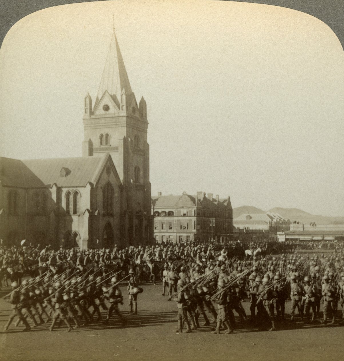 Britische Soldaten von Lord Roberts überprüft, Öffentlicher Platz, Pretoria, Südafrika, Burenkrieg, 1900 von Underwood and Underwood