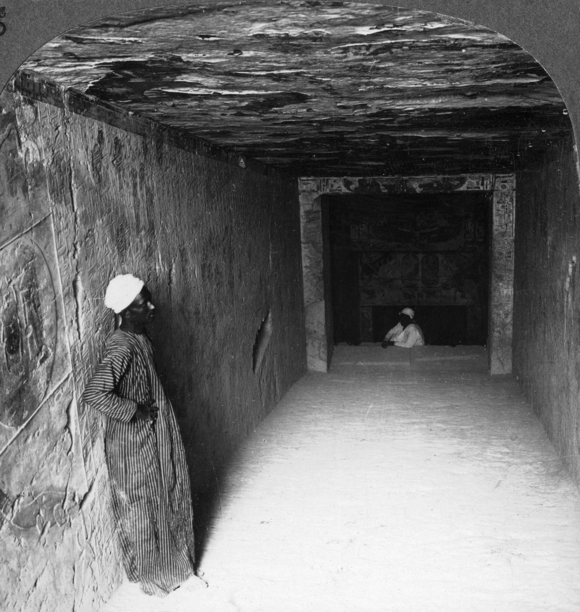 Absteigende Galerie im Grab von Sethos I., Theben, Ägypten, 1905 von Underwood and Underwood