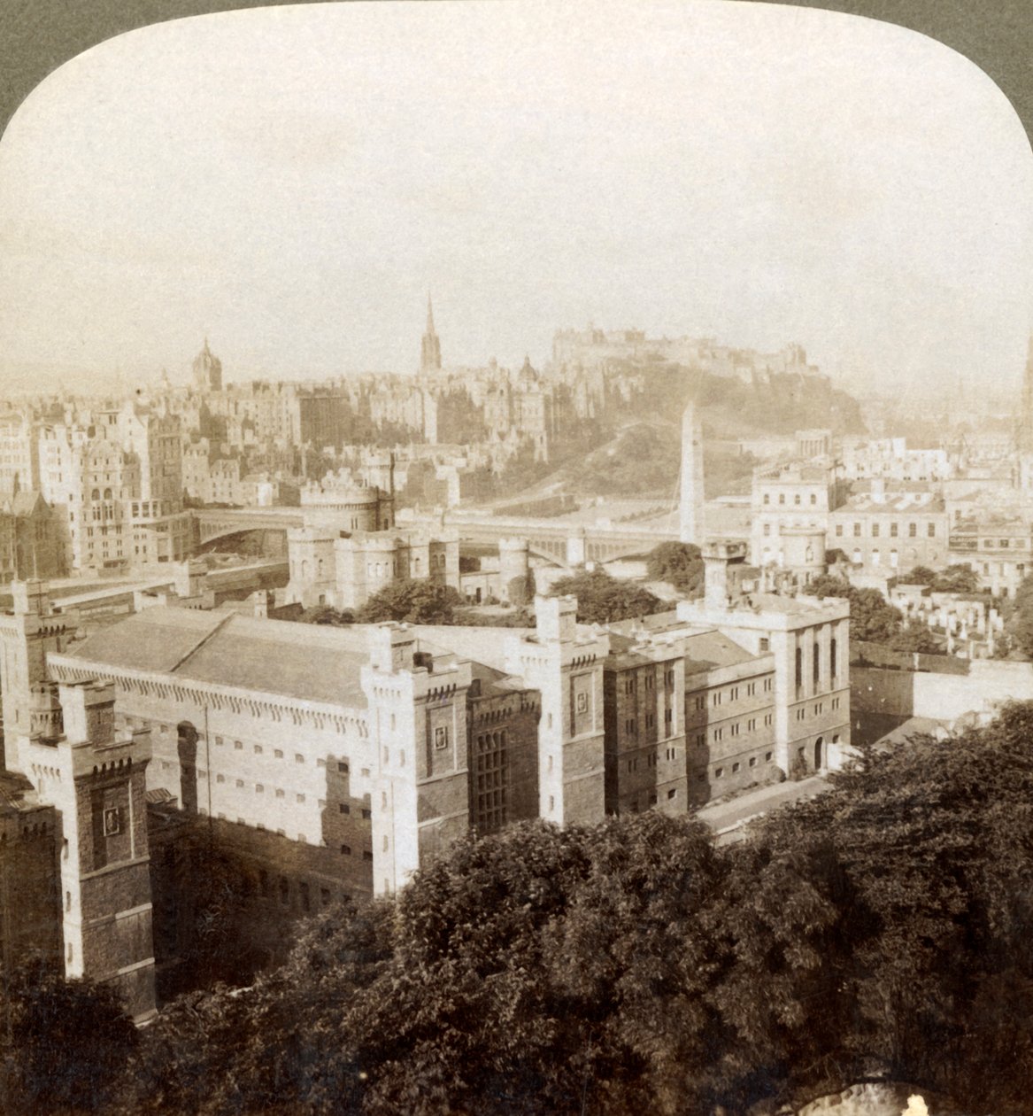 Edinburgh von Calton Hill, S.W. zur Burg, über alten Friedhof, Schottland, 1902 von Underwood and Underwood