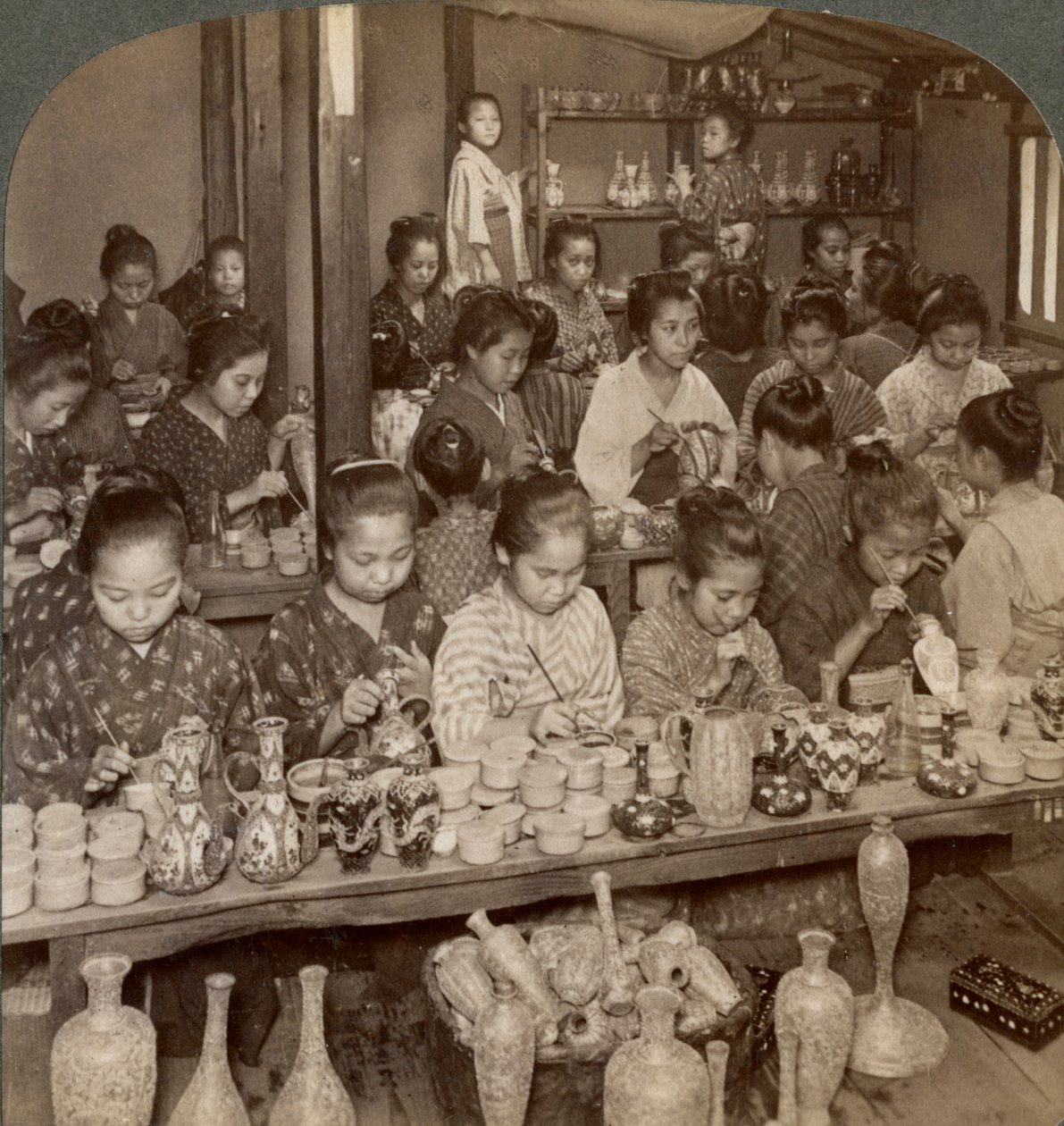 Fabrikmädchen dekorieren billige Keramik für den Exportmarkt, Kyoto, Japan, 1904 von Underwood and Underwood