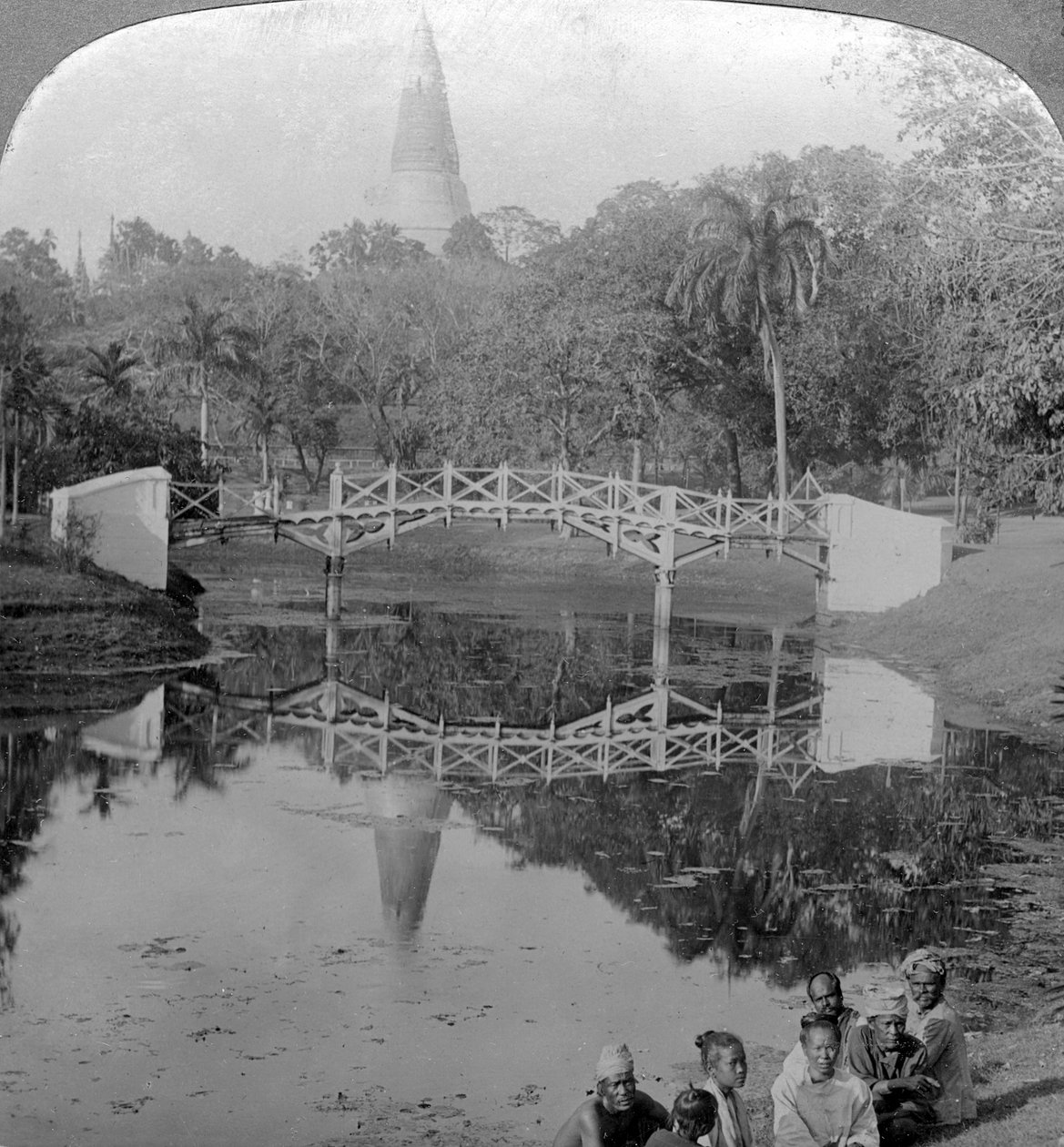 Festungsgärten und die Shwedagon-Pagode, Rangun, Birma, ca. 1900er von Underwood and Underwood