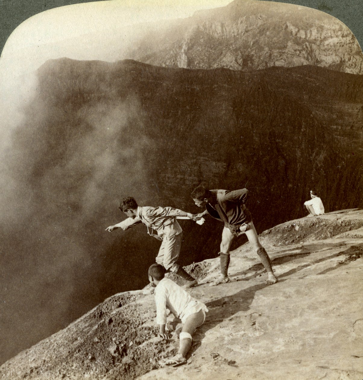 Durch schwefelhaltige Dämpfe in die Kratertiefen blicken, Aso-San, Japan, 1904 von Underwood and Underwood