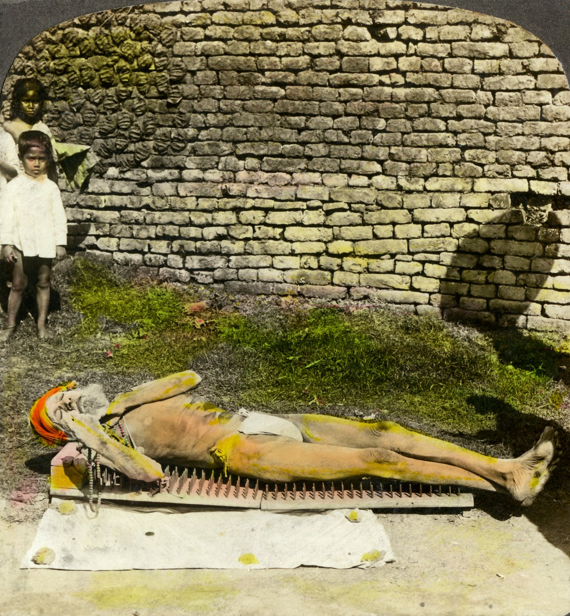 Hindu-Gläubiger auf einem Nagelbett in der Nähe des Kali-Schreins, Kalkutta, Indien, frühes 20. Jahrhundert von Underwood and Underwood