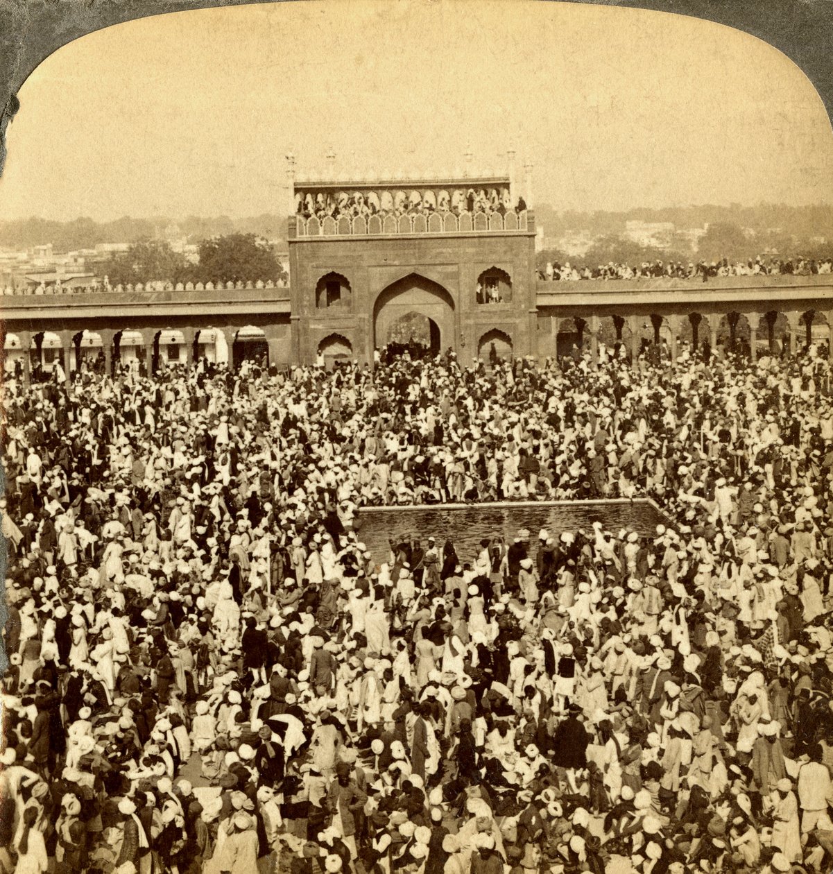 Im Hof der Jumma-Moschee während des jährlichen Fastens, Delhi, Indien von Underwood and Underwood