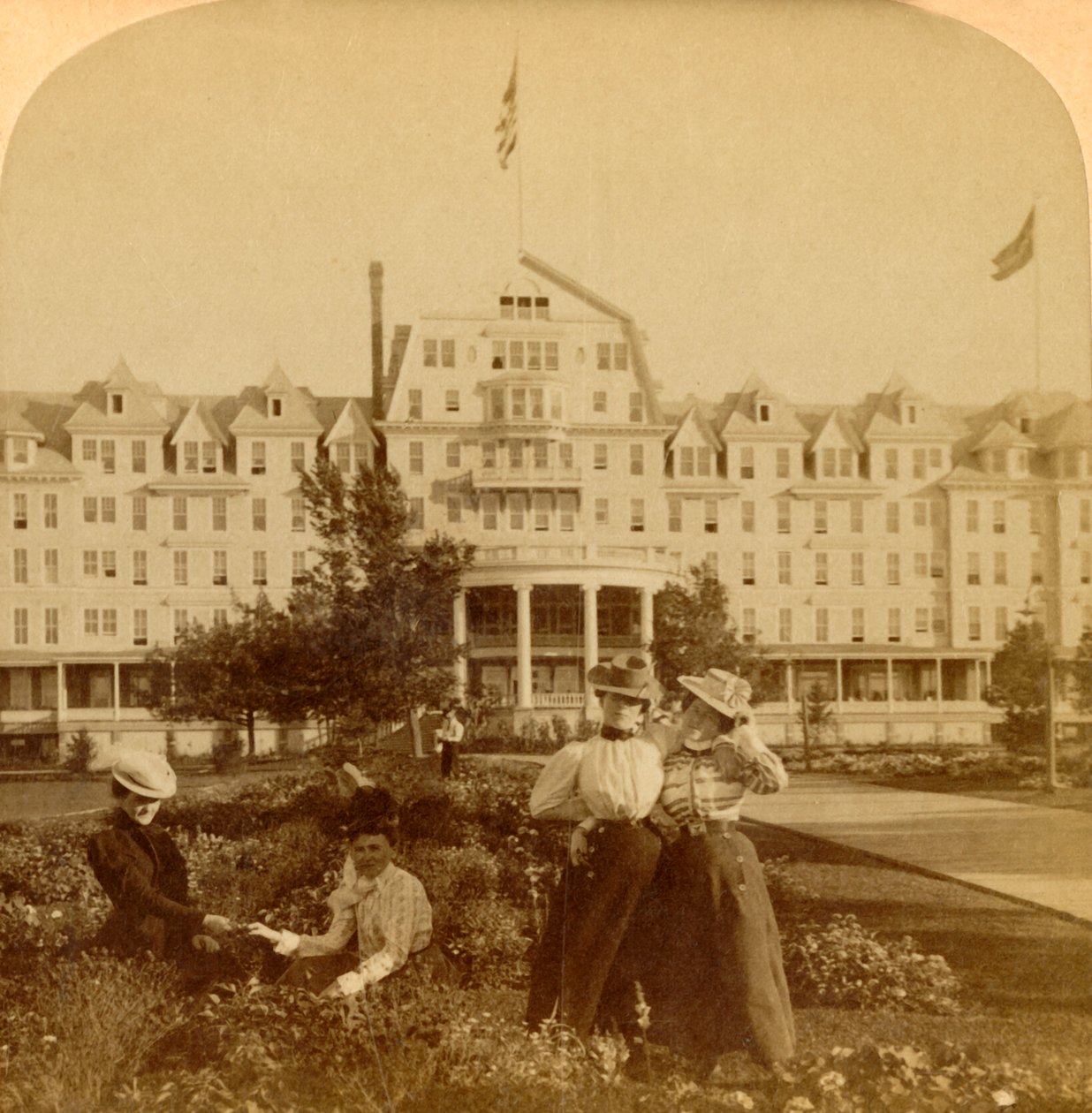 In den schönen Gärten des Frontenac Hotels, Round Island, Thousand Islands, 1900 von Underwood and Underwood