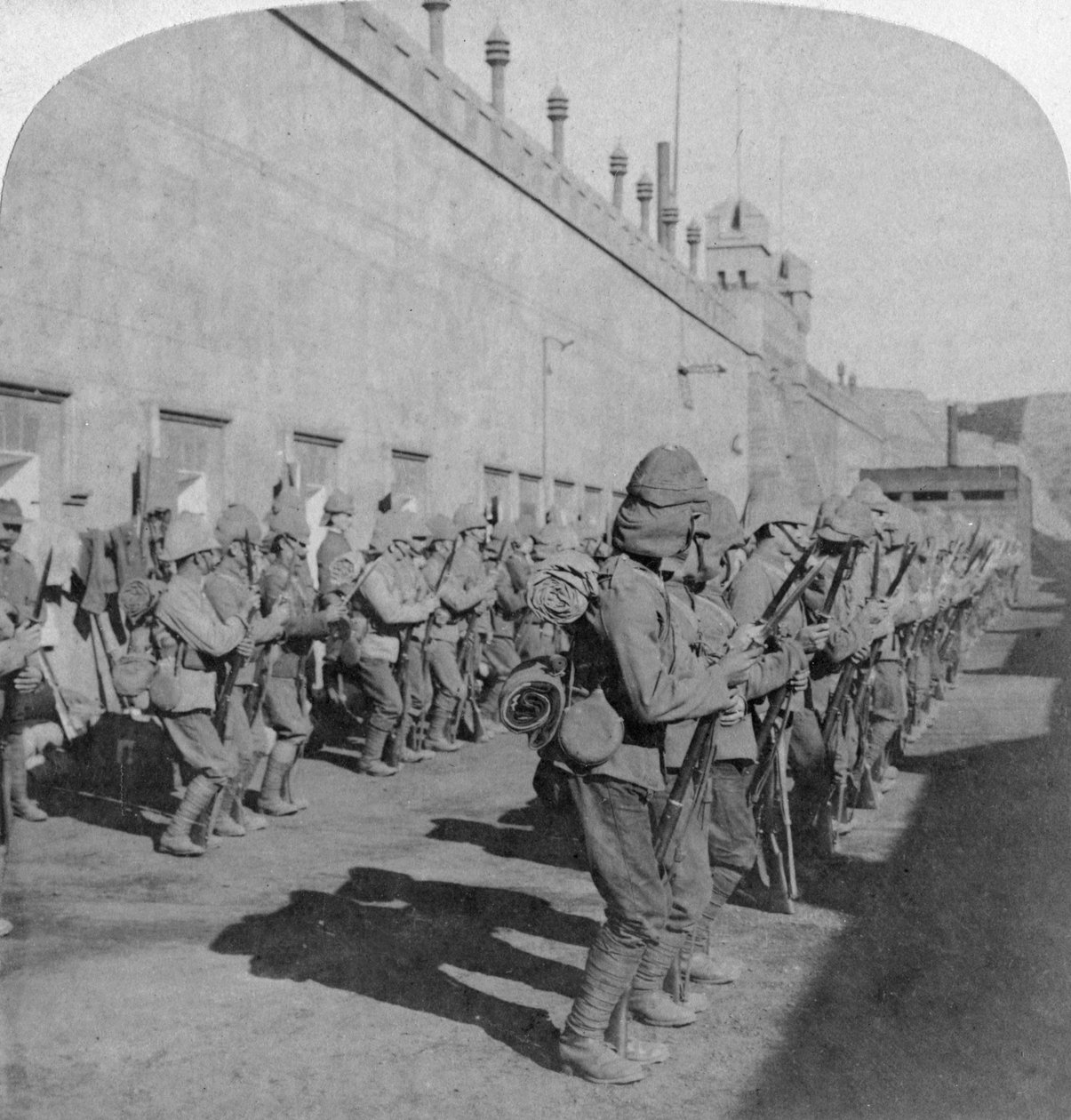 Inspektion des Cheshire-Regiments im Fort von Johannesburg, Burenkrieg, Südafrika, 1901 von Underwood and Underwood