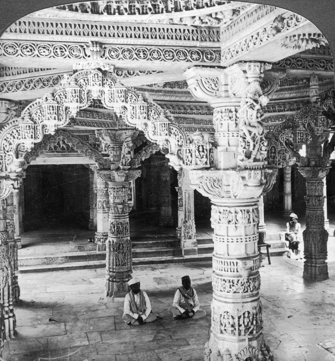 Innenraum des Tempels von Vimala Sah, Mount Abu, Indien, 1903 von Underwood and Underwood