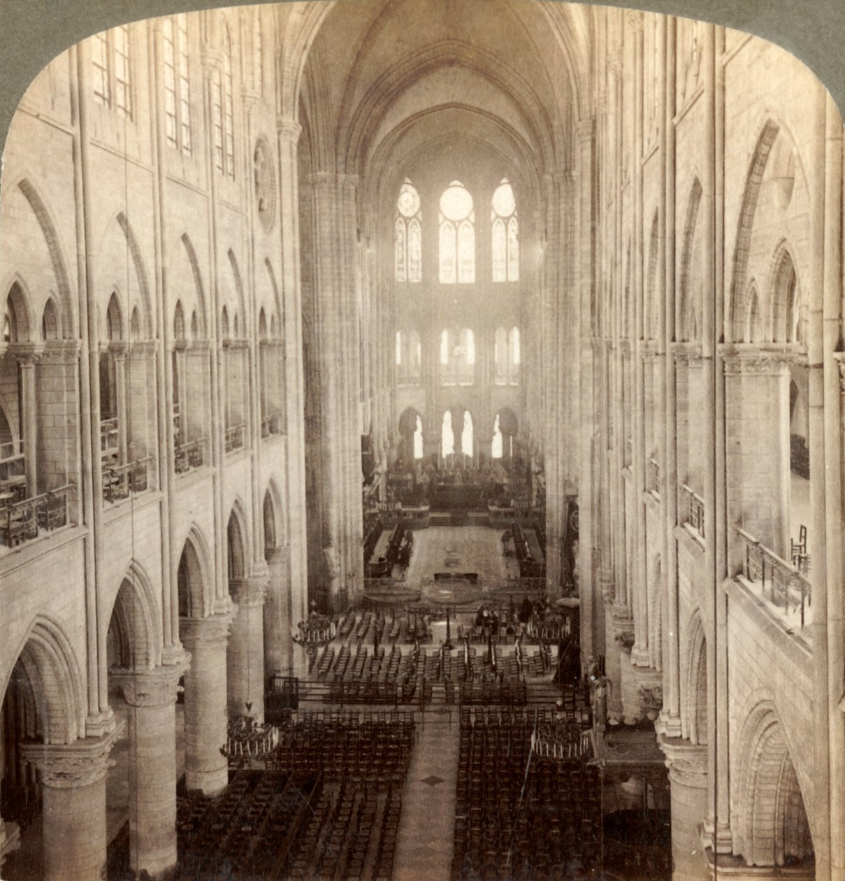 Innenraum der großen Kathedrale Notre Dame, Paris, Frankreich, 1900 von Underwood and Underwood