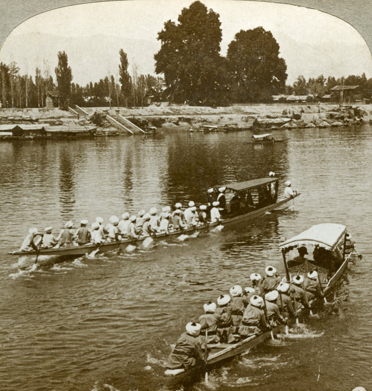 Lady Curzon reist auf der Staatsbarke des Maharaja, Kaschmir, Indien, um 1900er Jahre von Underwood and Underwood