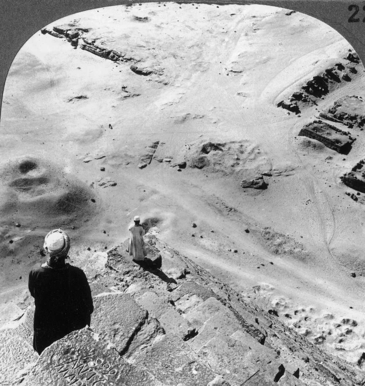 Blick auf die südwestliche Ecke der Großen Pyramide, Ägypten, 1905 von Underwood and Underwood