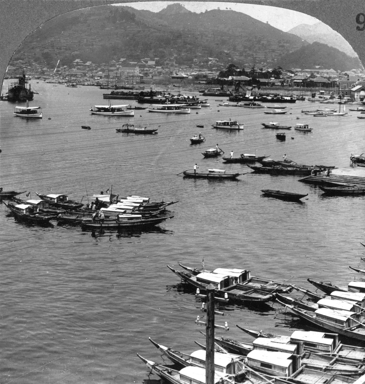 Blick nach Norden über Schiffe im Hafen von Nagasaki, Japan, 1904 von Underwood and Underwood