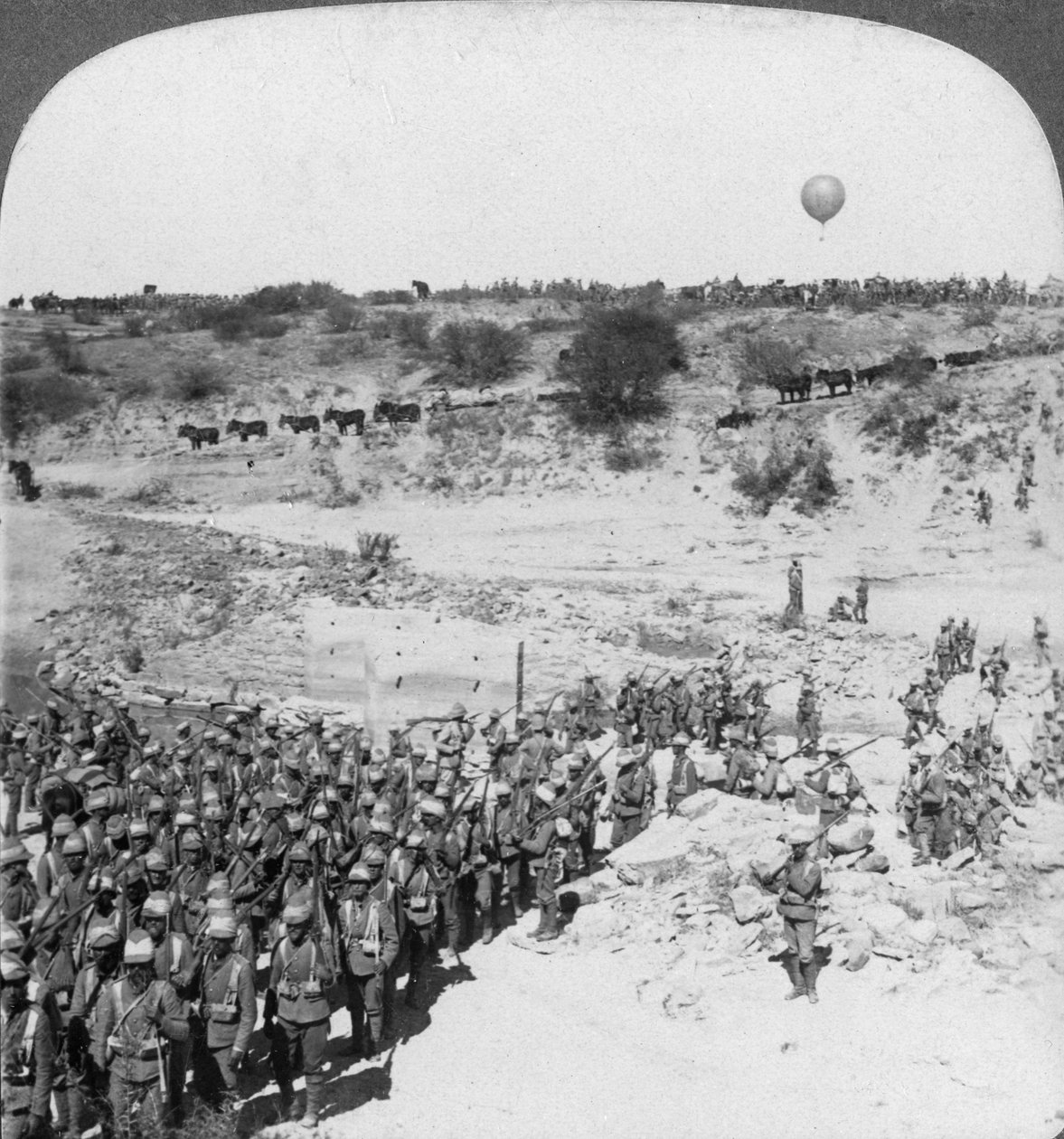 Lord Roberts Infanterie überquert den Zand-Fluss, Südafrika, ca. 1900er Jahre von Underwood and Underwood