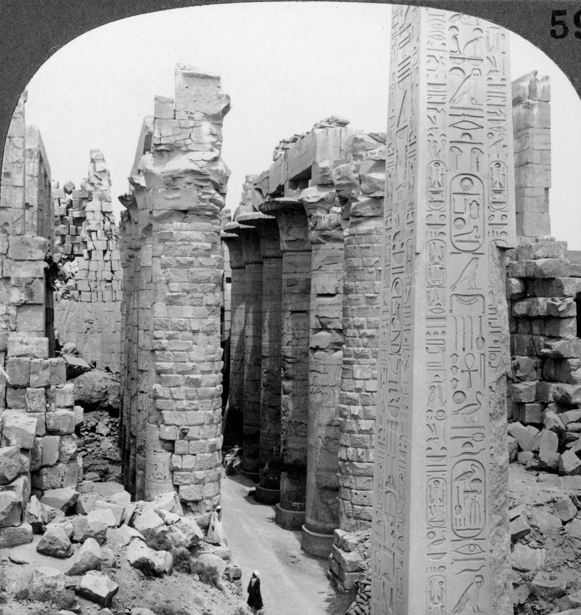 Mittelschiff der großen Halle und Obelisk von Thutmosis I., Tempel von Karnak, Theben, Ägypten, 1905 von Underwood and Underwood