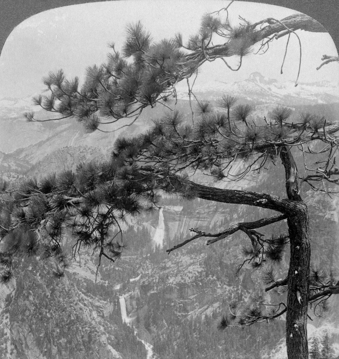 Nevada Falls, Vernal Falls und Liberty Cap, Yosemite Valley, Kalifornien, USA, 1902 von Underwood and Underwood