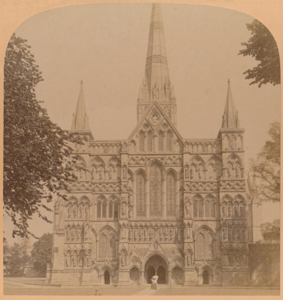 Nordwestfassade der großen gotischen Kathedrale von Salisbury, gegründet 1220, England, 1900 von Underwood and Underwood
