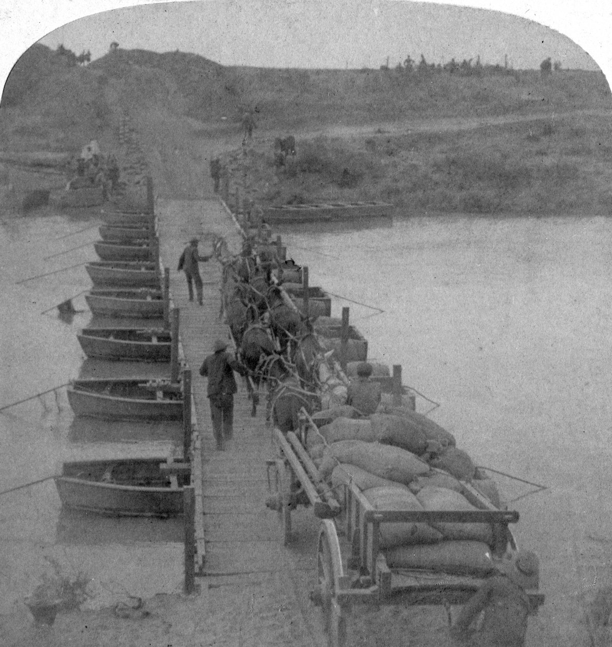 Pontoonbrücke über den Modder River, Burenkrieg, Südafrika, 1900 von Underwood and Underwood