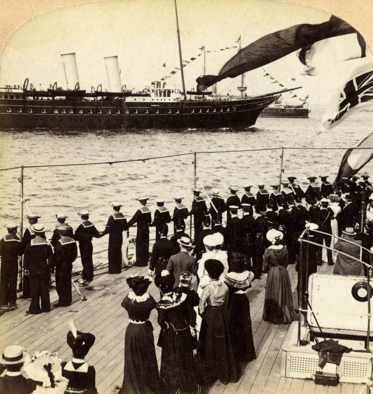 Königliche Yacht passiert das Schlachtschiff HMS Nile, Krönungsparade, Spithead, Hampshire, 1902 von Underwood and Underwood