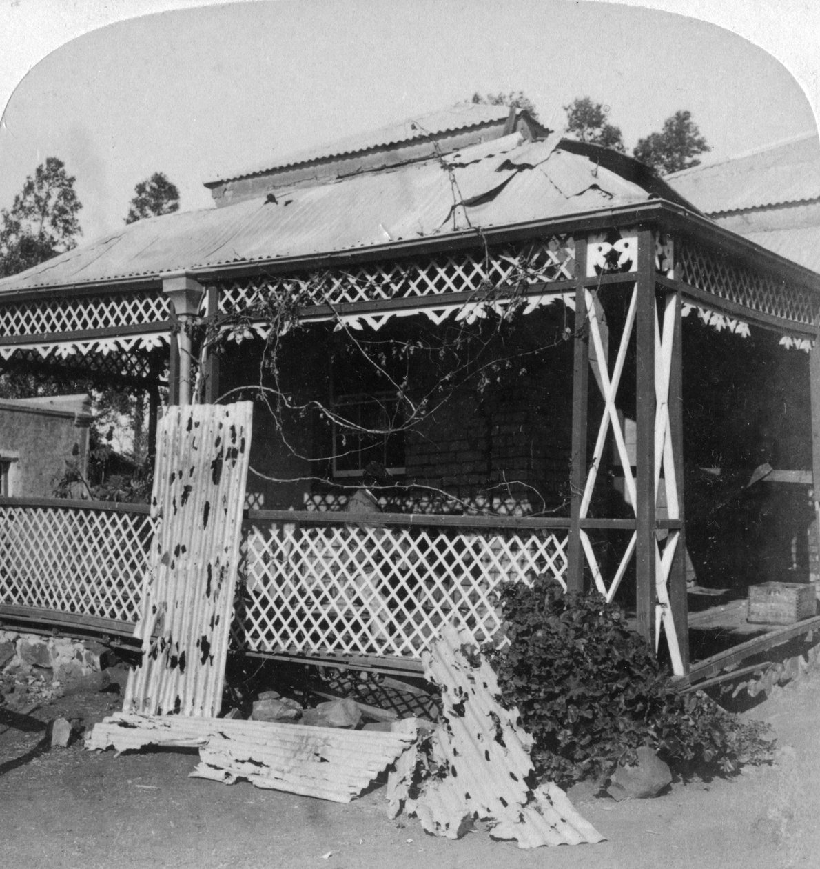 Der Club, der von einer 94-Pfund-Buren-Granate getroffen wurde, Belagerung von Mafeking, Südafrika, 1901 von Underwood and Underwood