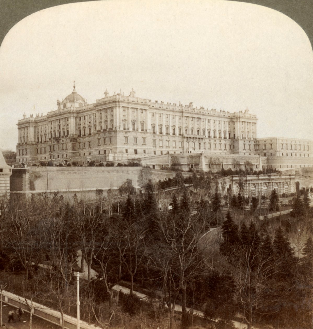 Das imposante Königspalast und der Königliche Park Campo del Moro, Madrid, Spanien, 1902 von Underwood and Underwood