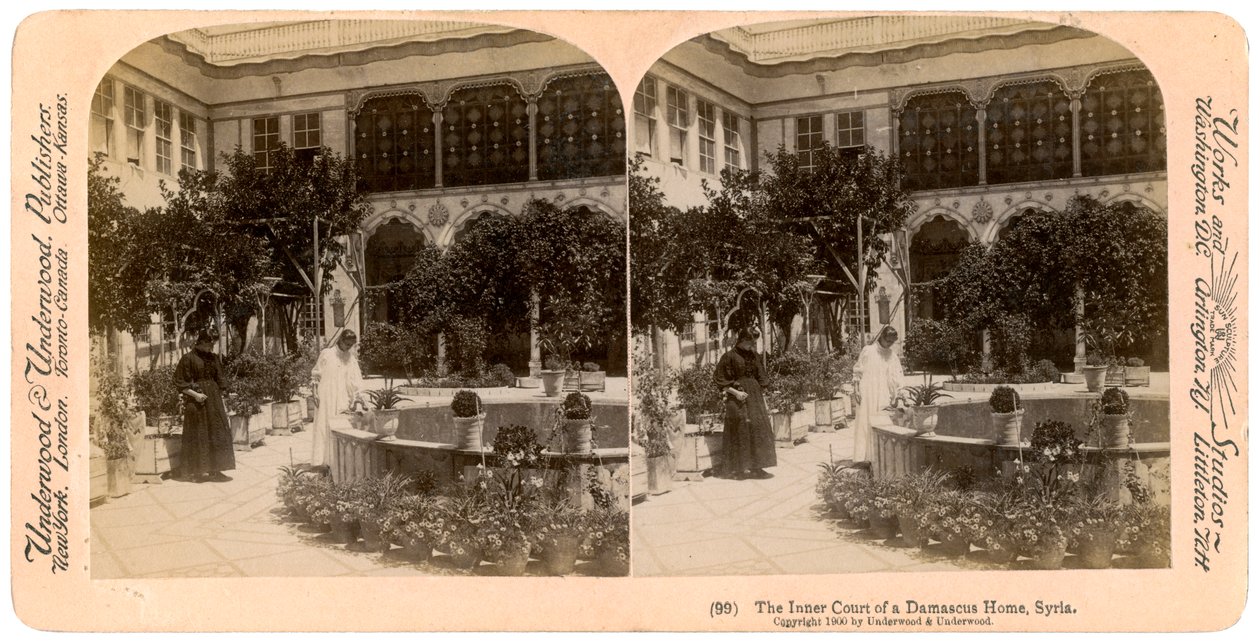 Der Innenhof eines Hauses in Damaskus, Syrien, 1900 von Underwood and Underwood