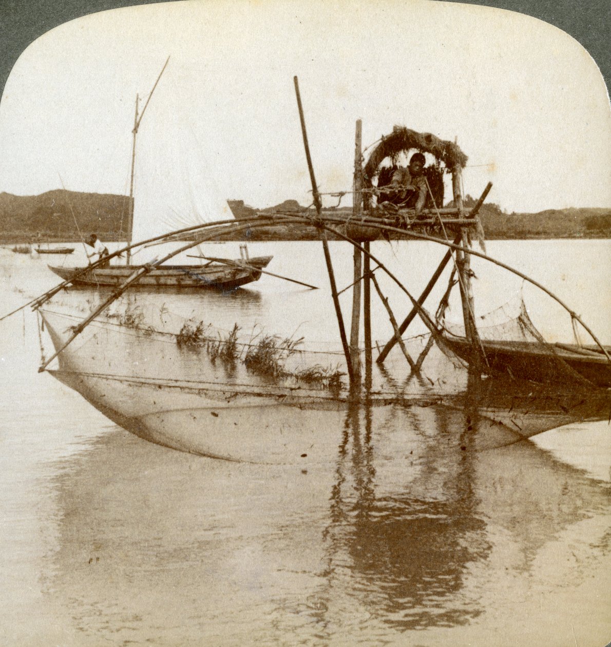 Arbeiter des Meeres, mit seinem kuriosen Fischernetz, Bucht von Matsushima, Japan, 1904 von Underwood and Underwood