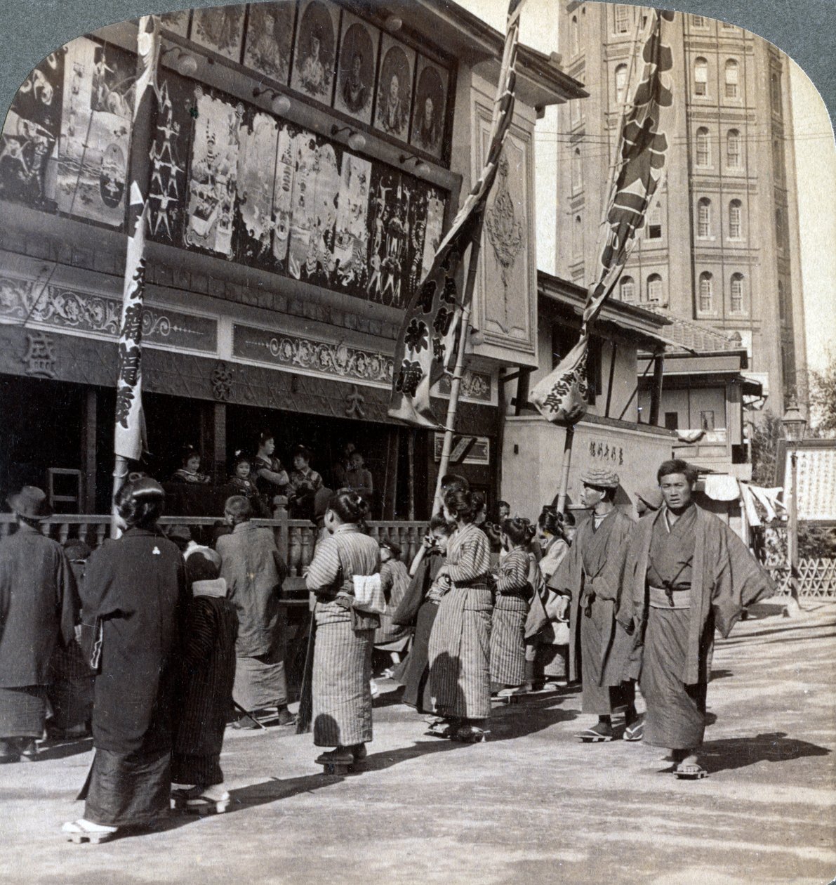 Eine kostenlose Show auf der Theaterstraße beobachten, Blick nach Norden zum Asakusa-Turm, Tokio, Japan, 1904 von Underwood and Underwood