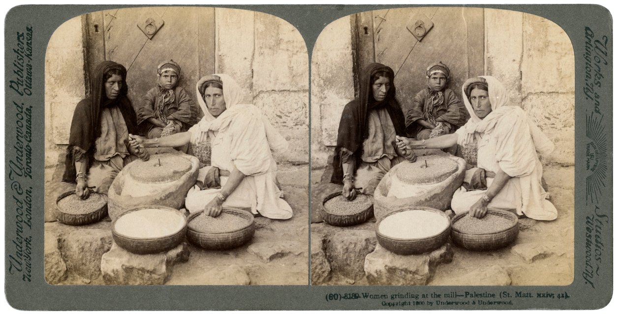 Frauen mahlen in der Mühle, Palästina, 1900 von Underwood and Underwood