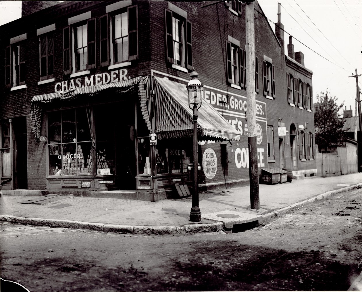 Charles Meder Lebensmittelgeschäft an der Ecke Nineteenth und Dodier Streets von Unknown