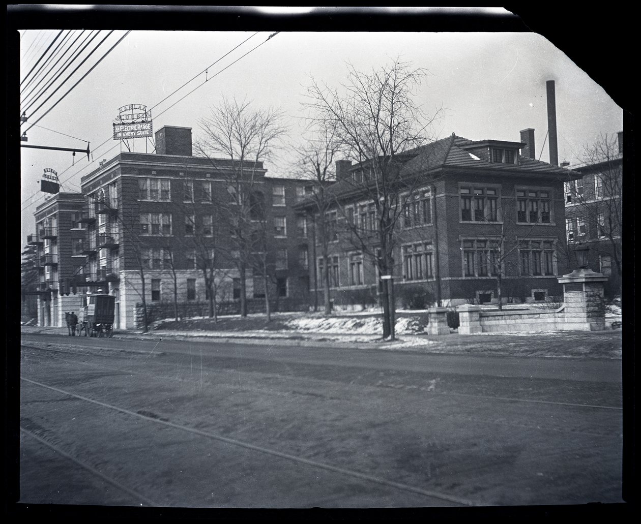 Harlan Court Apartments und ein Nachbarhaus in der Delmar Boulevard 5457 von Unknown