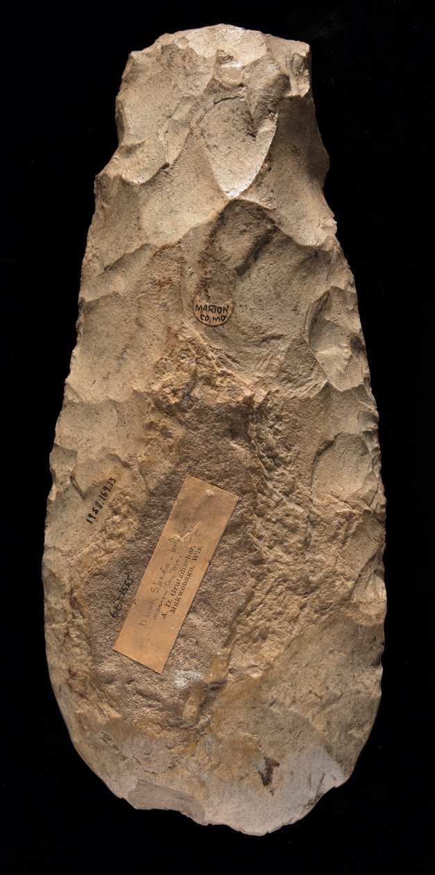 Mississippianisches ovales Hackenblatt aus Mill Creek Chert. Dieses Artefakt wurde in Marion County, Missouri, gesammelt von Unknown