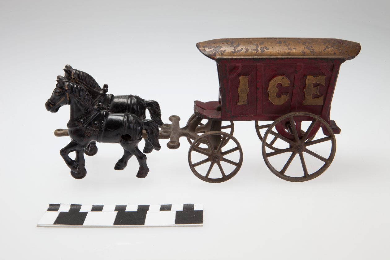 Gusseisernes Spielzeug-Eiswagen, gezogen von zwei schwarzen Pferden von Unknown