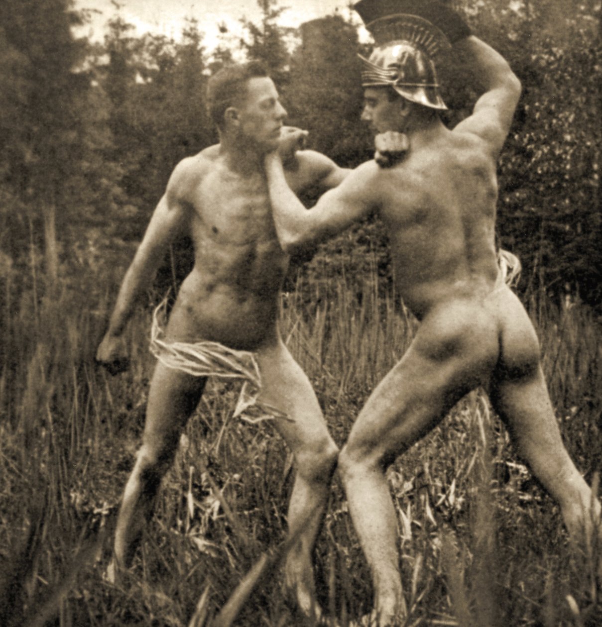 Kampfpose mit einem römischen Helm, ca. 1910 von Unknown