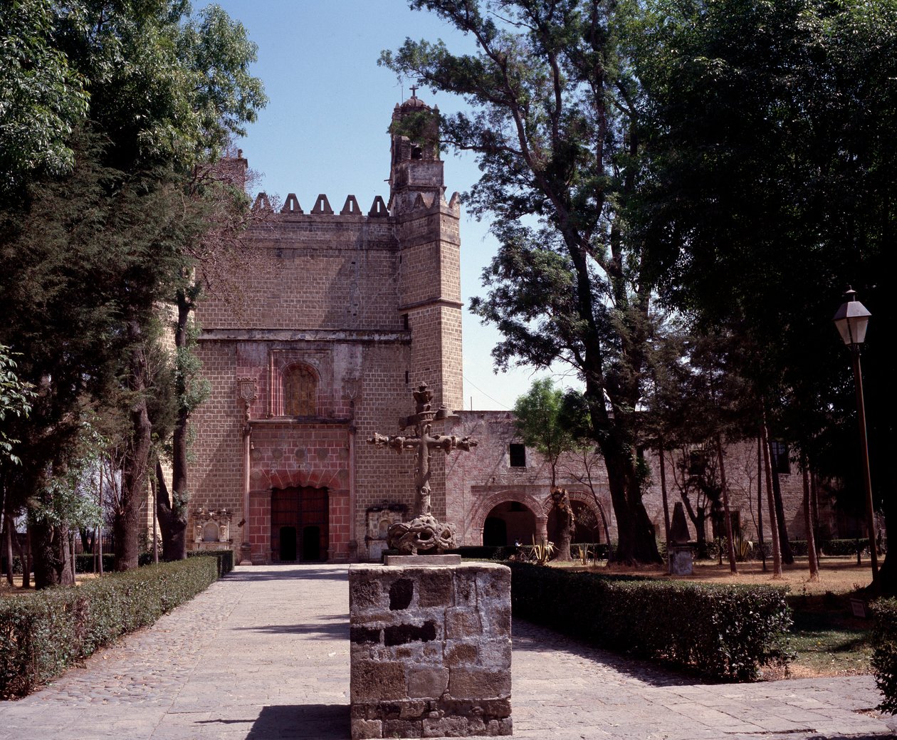 Kunst Mexiko: Blick auf das Augustinerkloster (Kloster San Augustin Acolman) aus dem Jahr 1571. Das Kreuz wurde von Tequitqui-indigenen Künstlern gefertigt. Mexiko, Acolman von Unknown artist