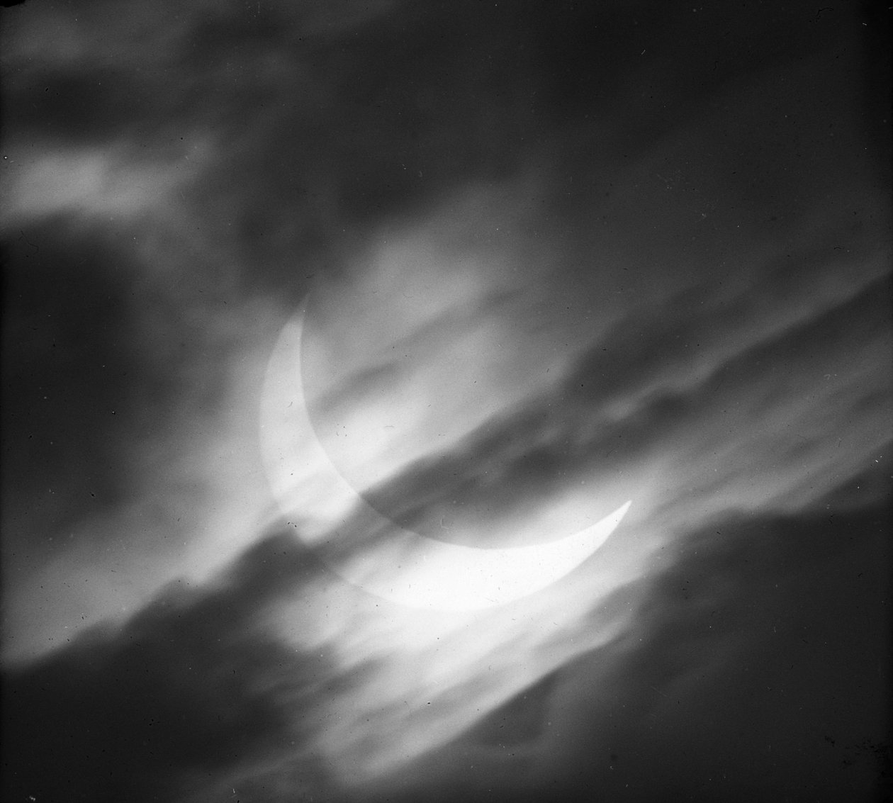 Astronomische Glasplattenaufnahme der Sonnenfinsternis durch Wolken von Unknown Artist