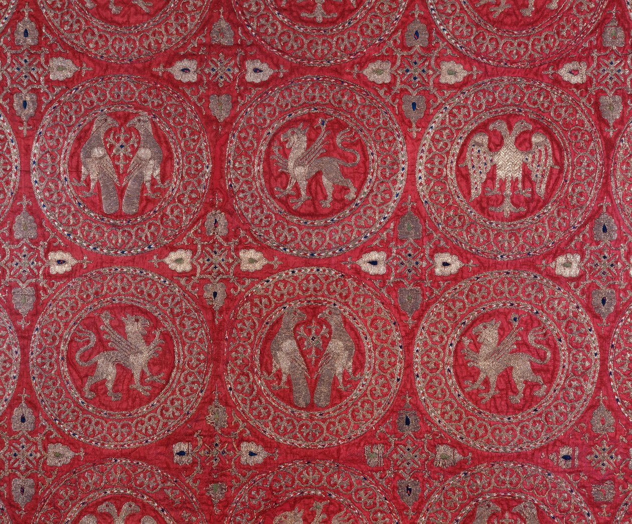 Detail des kirchlichen Kostümstoffs in violetter Seide aus Zypern, der fantastische Tiere darstellt, 13. Jahrhundert, Museo della Cattedrale Anagni, Italien von Unknown artist