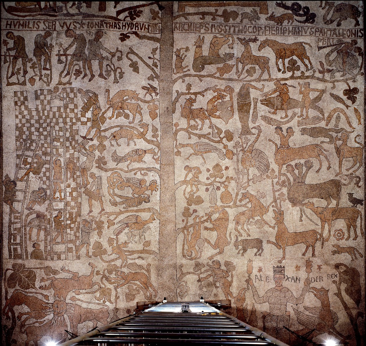 Darstellung von Alexander dem Großen (356-323 v. Chr.), König von Makedonien und Eroberer von Persien, umgeben von indischer Fauna während der Eroberung Indiens und der hellenistischen Flut rechts, links der Bau des Turms von Babel von Unknown artist