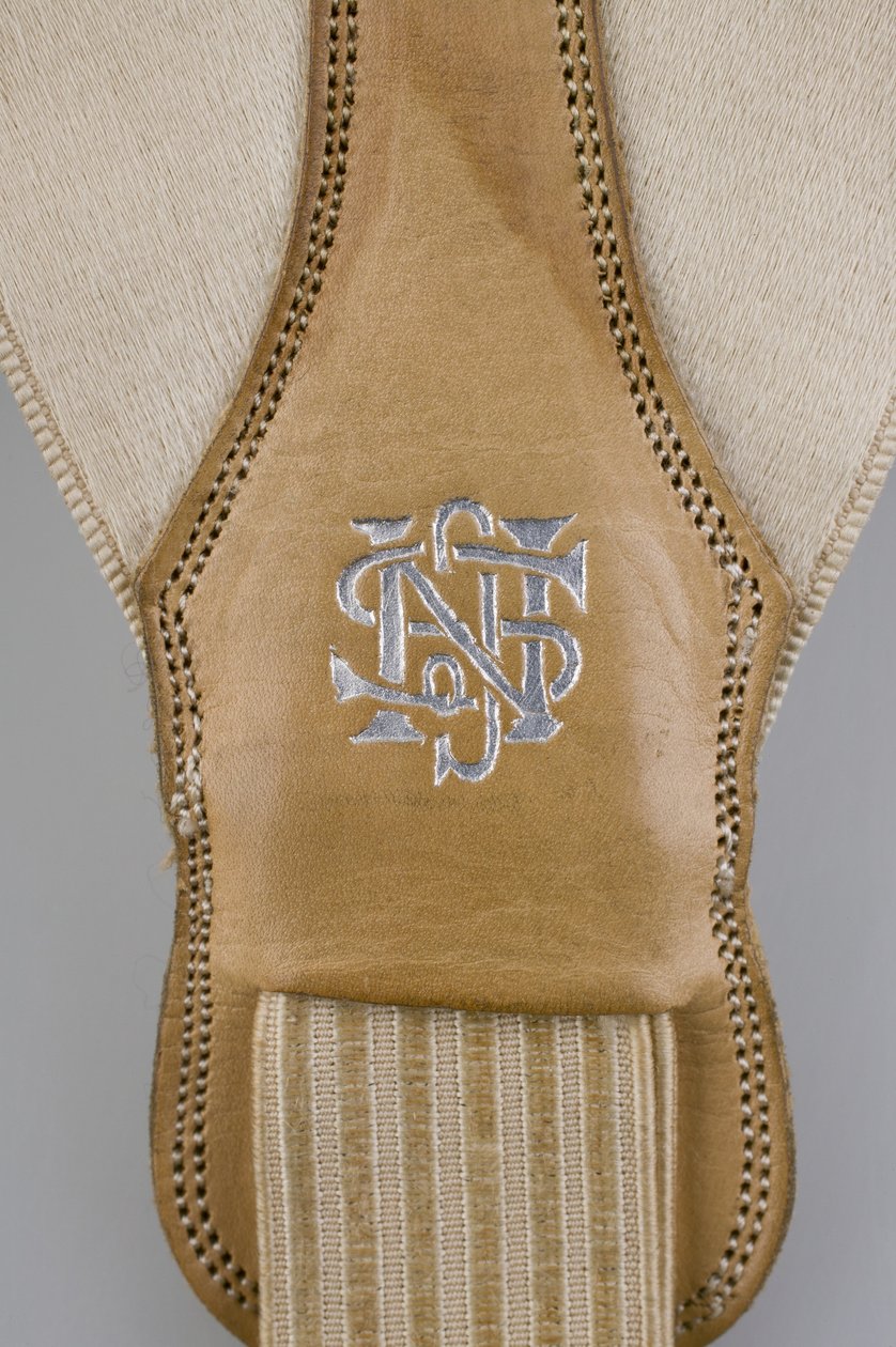 Hosenträger, ca. 1880 (Detailansicht), bestickter weißer Satin, Leder, Silber, Hersteller unbekannt von Unknown artist