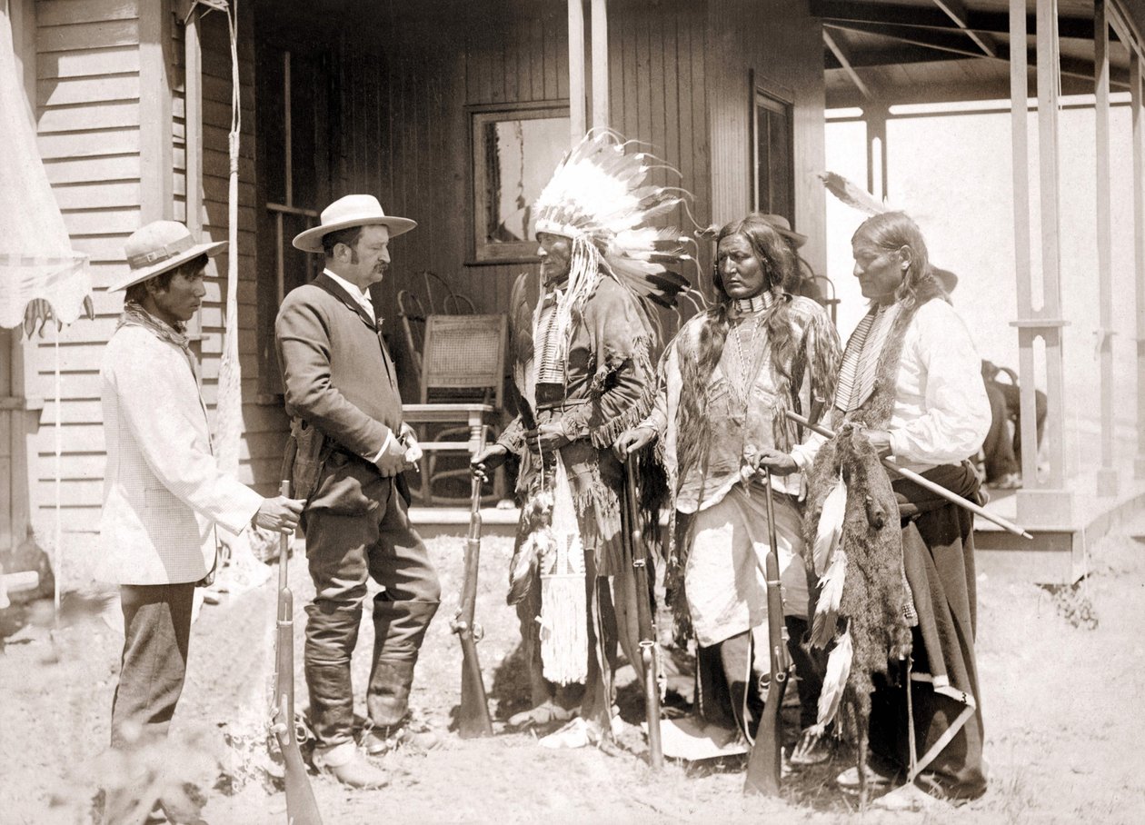 Drei Cheyenne in zeremoniellen Kostümen und mit Gewehren begrüßen einen Weißen, begleitet von einem Dolmetscher. Spätes 19. Jahrhundert von Unknown artist