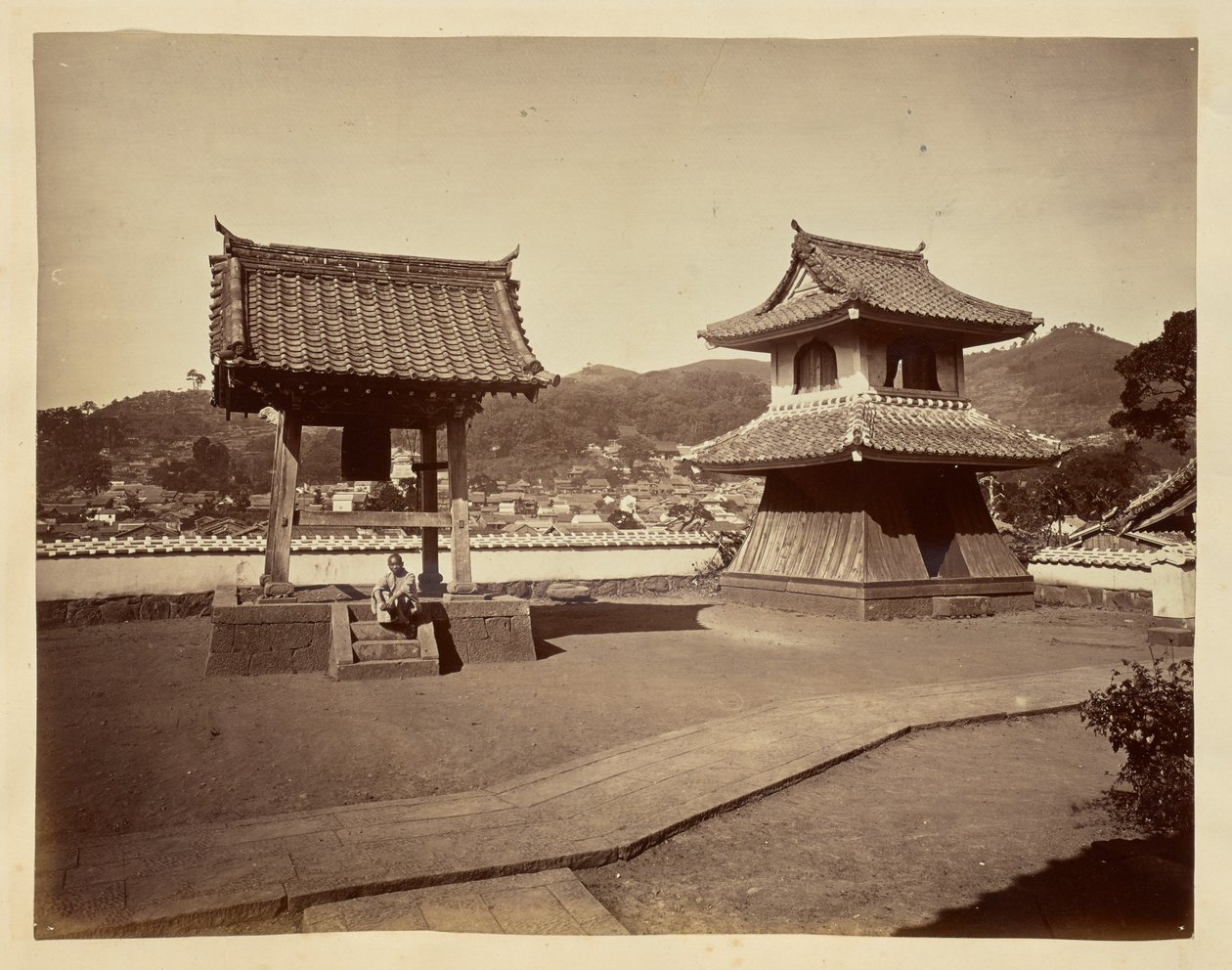 Glockenturm und Trommelturm am Jinso-ji Tempel von Unknown artist