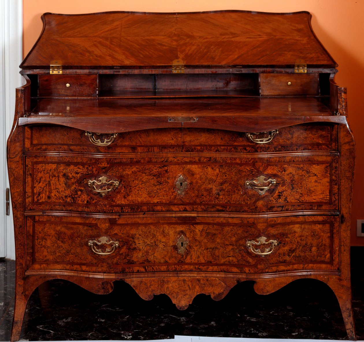 Möbel: Kommode aus Zedernholz. Ca. 1735-1745. Privatbesitz von Unknown artist