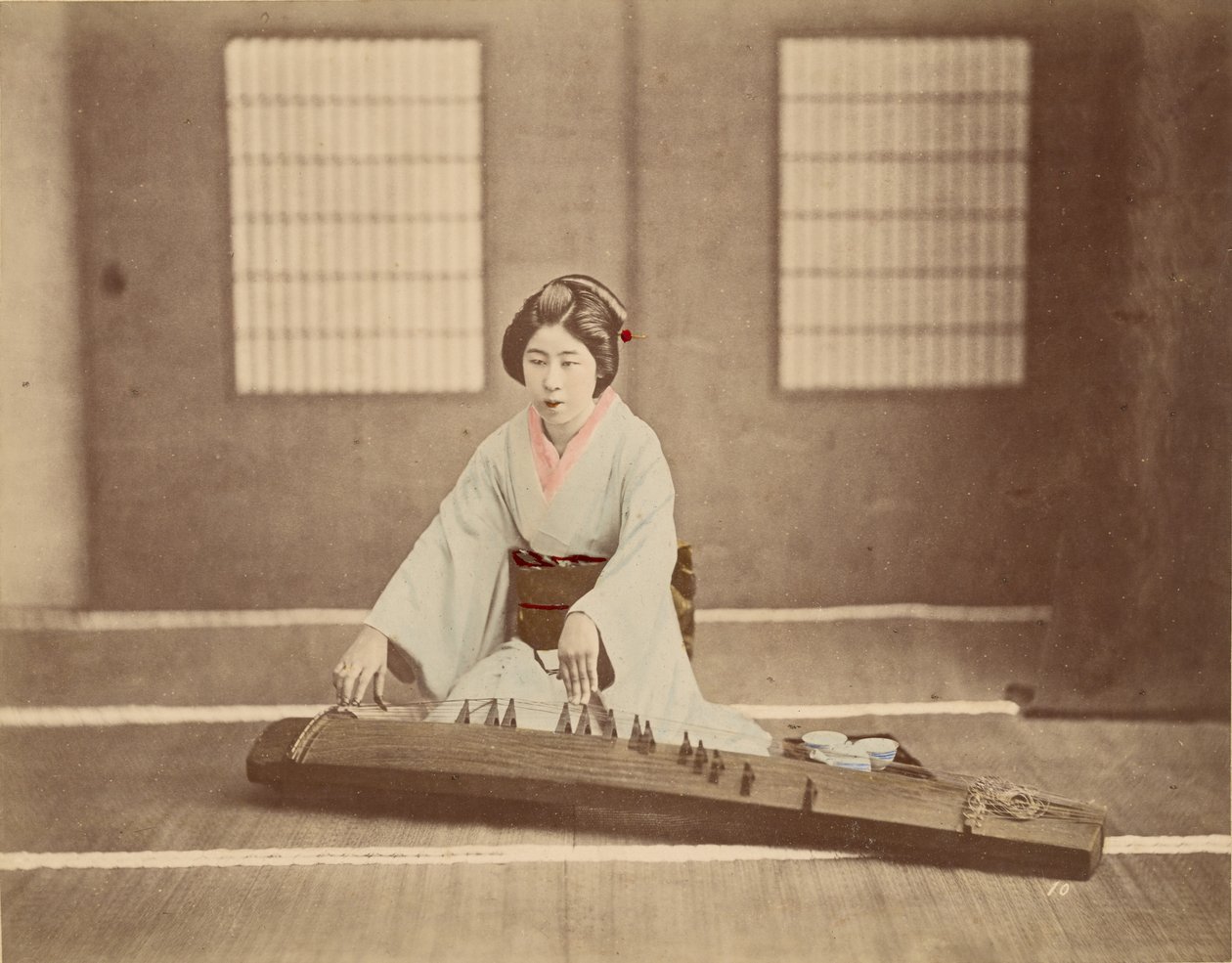 Japanische Frau spielt Koto von Unknown artist