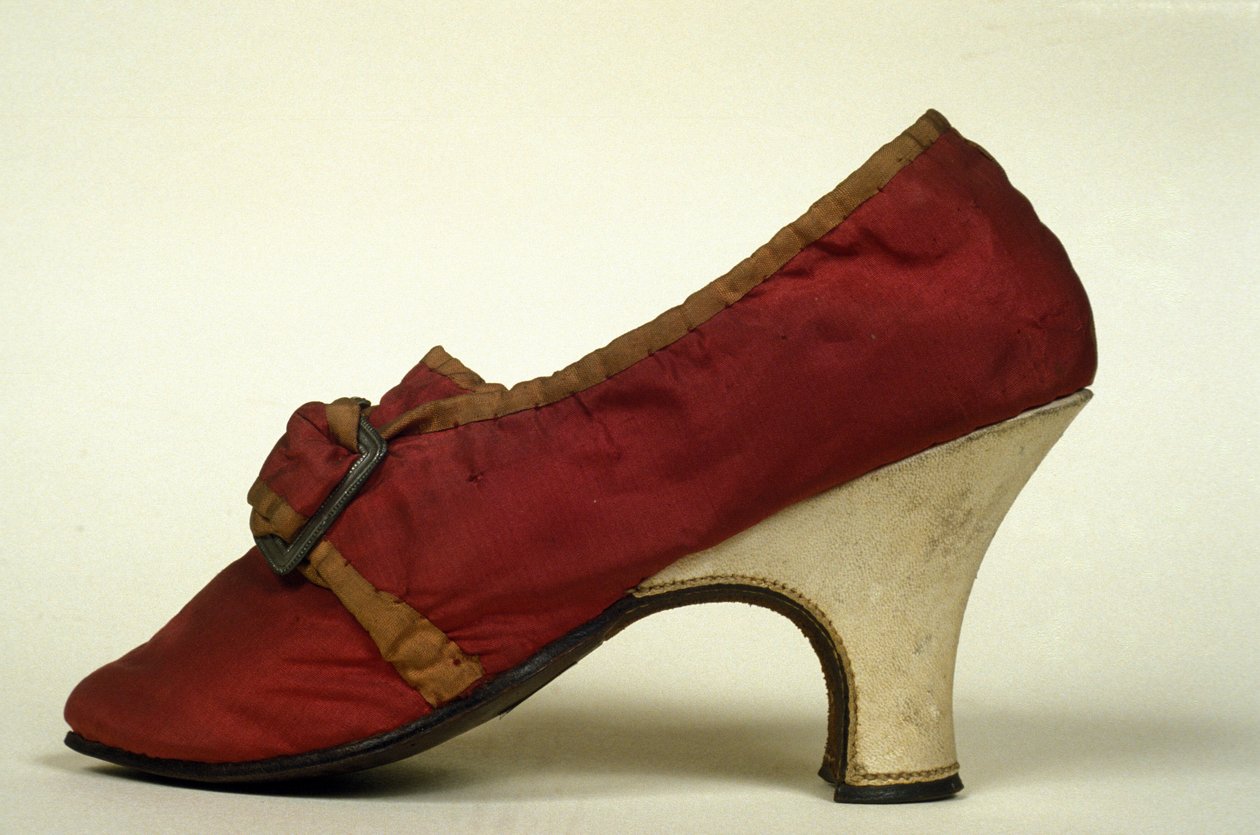 Modell von roten Damenschuhen (Pumps) mit Absatz aus dem 18. Jahrhundert. Museo del Castello, Mailand von Unknown artist