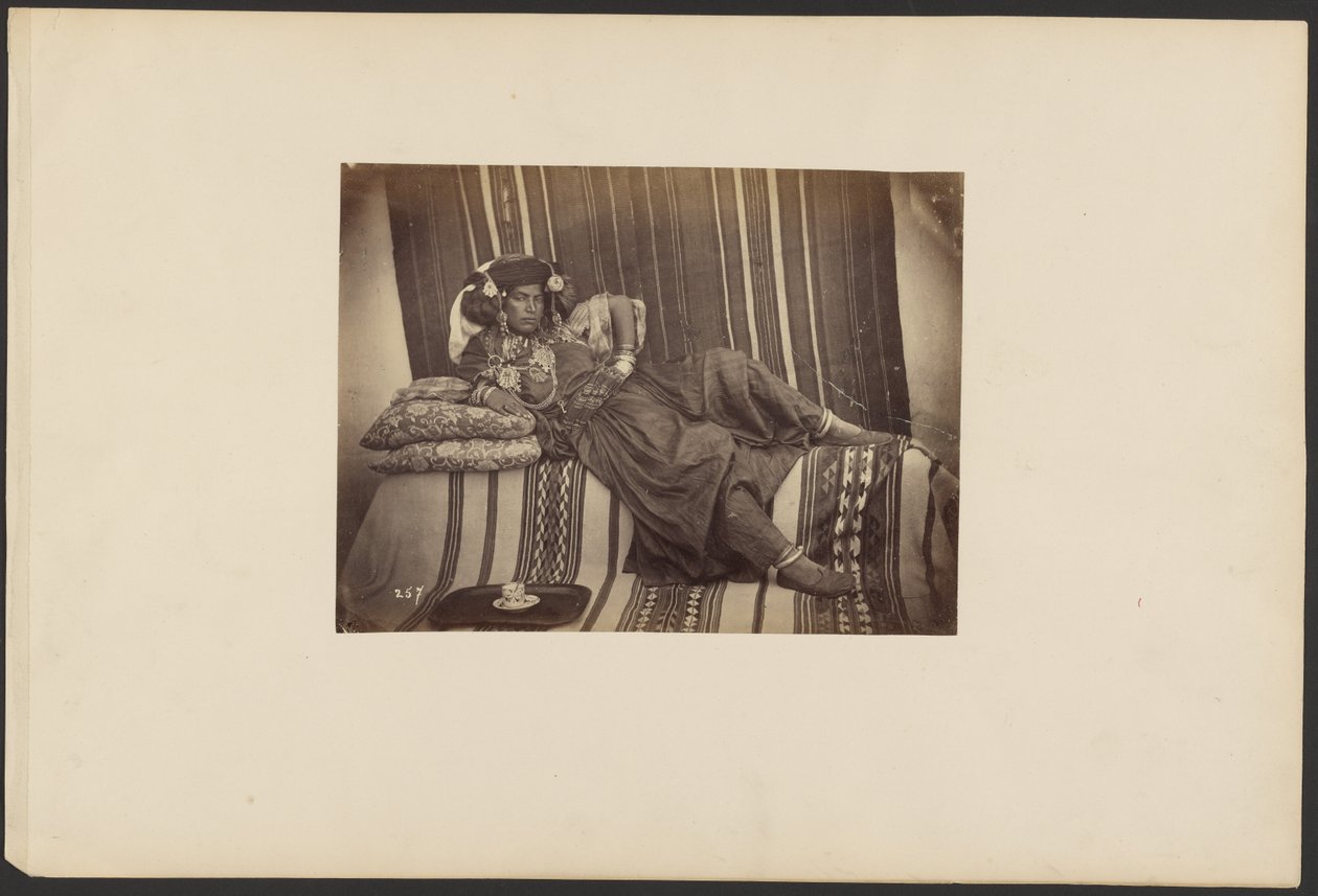 [Liegende algerische Odaliske, Ouled Nail Stamm] von Unknown artist