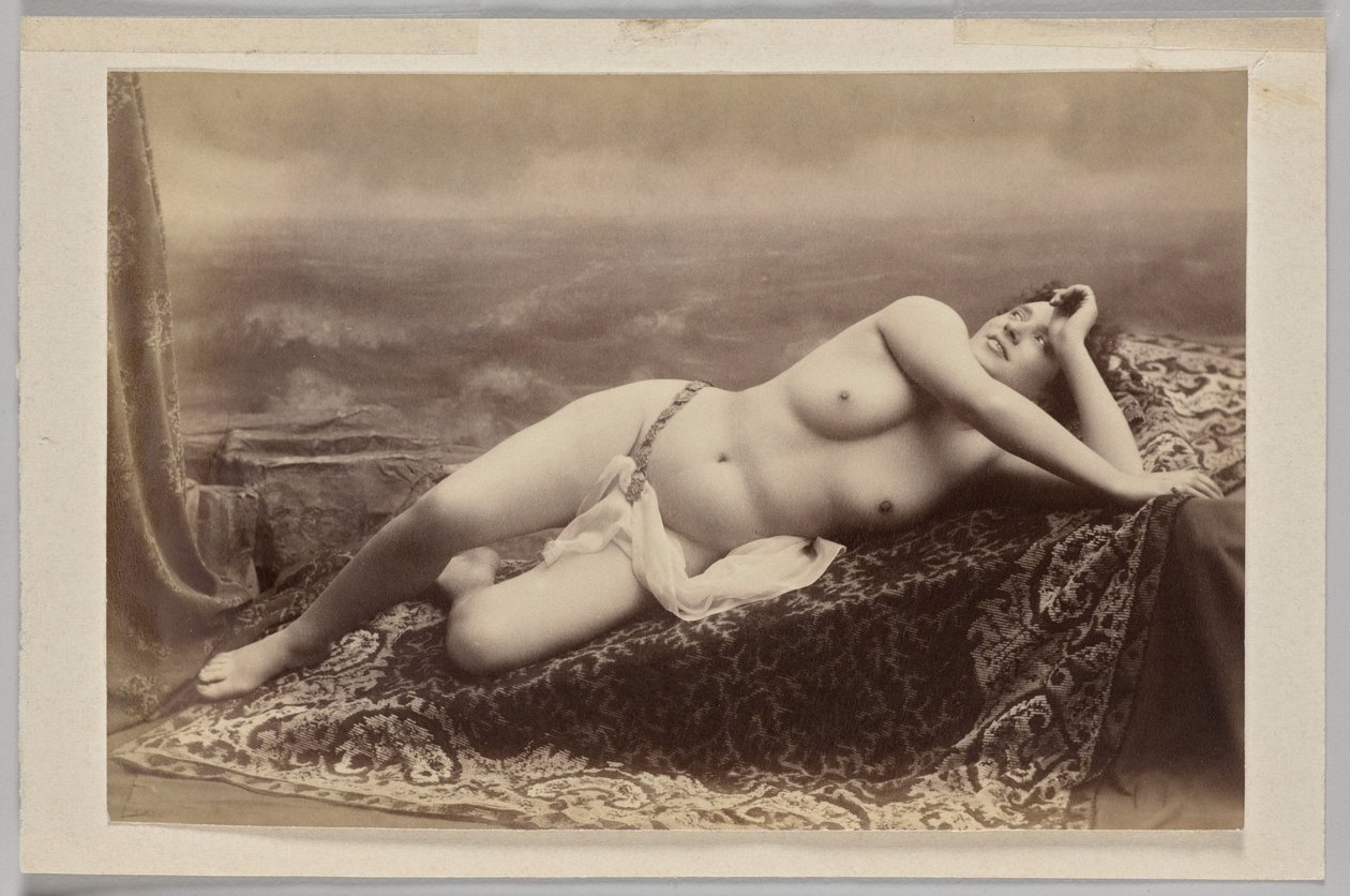 Ohne Titel (liegende Nackte auf Teppich vor gemaltem Hintergrund von Wellen) von Unknown artist