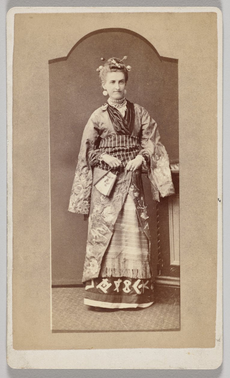 Ohne Titel (weiße Frau im japanischen Kimono mit Fächer) von Unknown artist