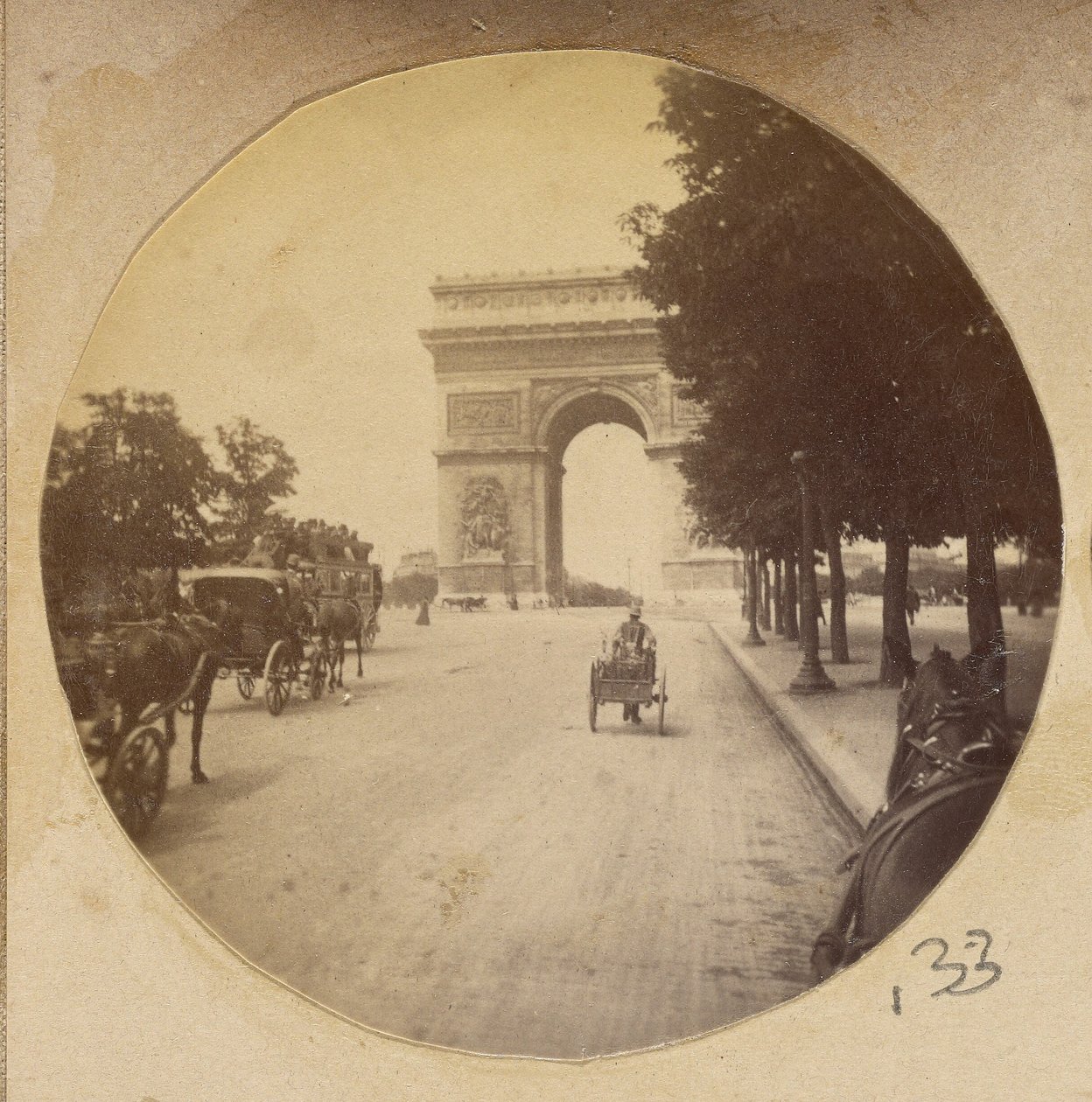 [Blick auf den Arc de Triomphe, Paris, Frankreich, mit Kutschen auf der Straße] von Unknown artist