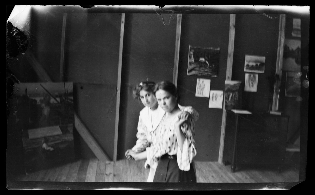 Maigo und Inge Simberg wahrscheinlich als Modelle im Atelier von Selkäranta von Unknown artist/maker